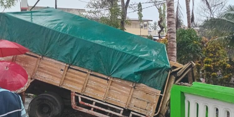 truk tabrak pagar makam