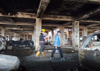 Tim Labfor Polda Jatim mulai melakukan olah TKP untuk menyelidiki penyebab kebakaran Pasar Comboran Malang. (Foto/M Sholeh)