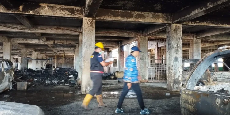 Tim Labfor Polda Jatim mulai melakukan olah TKP untuk menyelidiki penyebab kebakaran Pasar Comboran Malang. (Foto/M Sholeh)