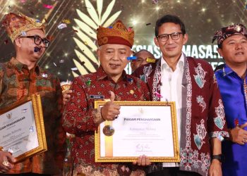 Bupati Malang, Sanusi menerima penghargaan APPI 2024 dari Menparekraf RI, Sandiaga Uno. Foto: Pemkab Malang