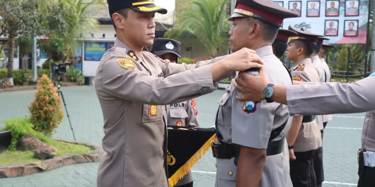 Kapolres Malang, AKBP Polres Malang memimpin upacara serah terima jabatan Pejabat Utama dan Kapolsek. Foto: Polres Malang