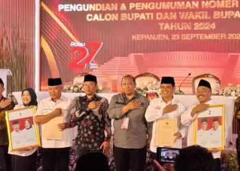 Foto bersama usai pengundian nomor urut paslon Calon Bupati dan Wakil Bupati Malang. Foto: Aisyah Nawangsar Putri