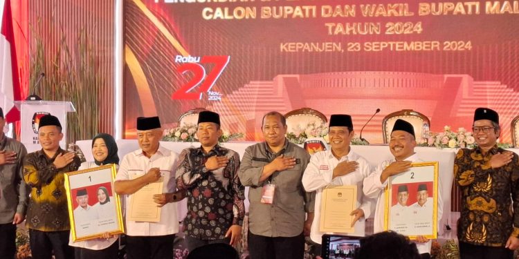 Foto bersama usai pengundian nomor urut paslon Calon Bupati dan Wakil Bupati Malang. Foto: Aisyah Nawangsar Putri