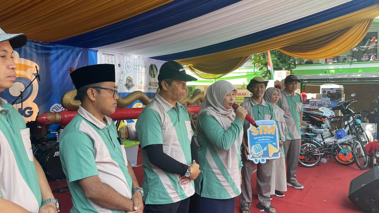 Kepala MIN 1 Kota Malang Siti Aisah saat menyapa para siswa dan wali murid. Foto: Azmy