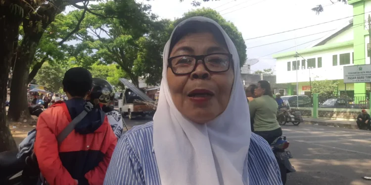 Leli Puji Lestari, salah satu pedagang terdampak kebakaran Pasar Comboran. (Foto/M Sholeh)