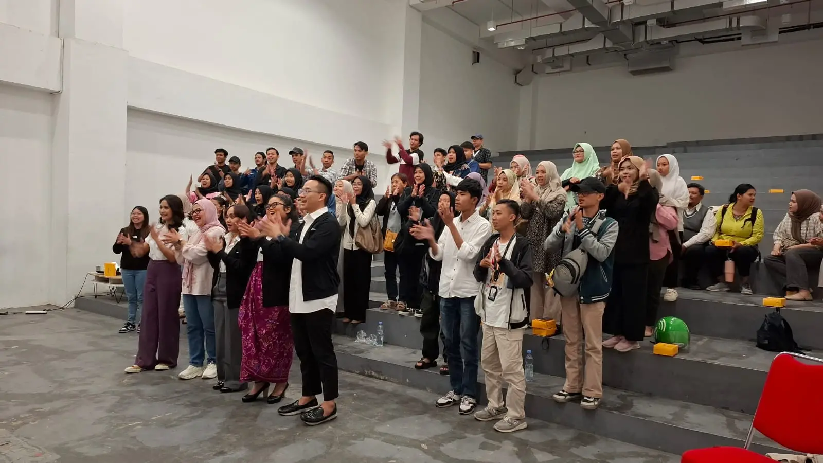 Peserta workshop menyerukan yel-yel sebelum mengikuti materi. Foto: Aisyah Nawangsari Putri