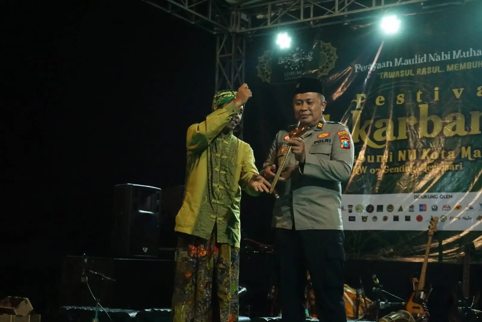 Lesbumi PCNU Kota Malang memberikan Pusaka Keris Dhapur Pasopati Pamor Ngulit Semangka sebagai hadiah Piagam Panji Wigati Lesbumi, kepada Kapolresta Malang Kota Kombespol Budi Hermanto, SIK MSI, yang diwakili Iptu Totok Hariyanto. (Foto: Dok. Lesbumi)