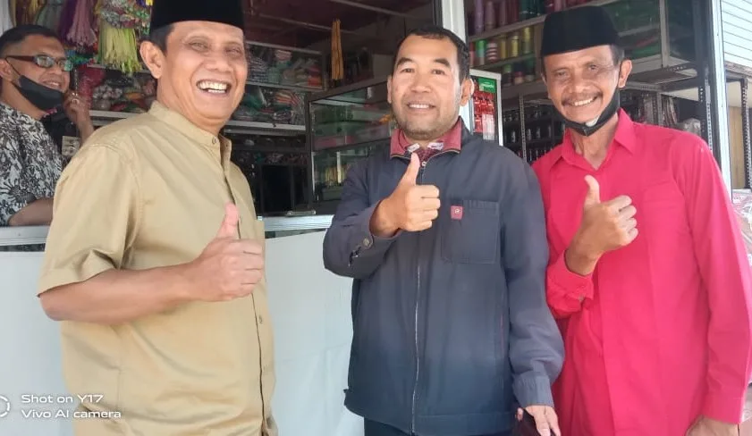 Abah Gunawan (kanan) saat blusukan bersama Mantan Bupati Malang Sujud Pribadi (tengah). Foto: dok.