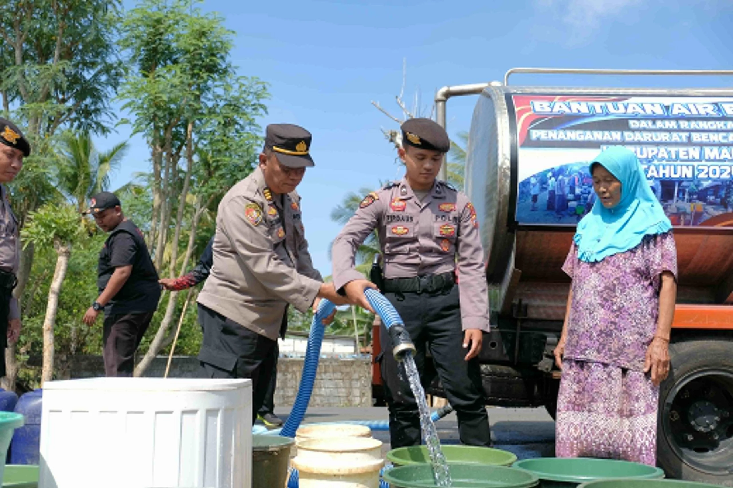 Polres Malang dan BPBD Kabupaten Malang salurkan air bersih ke desa-desa yang alami kekeringan. Foto: Polres Malang