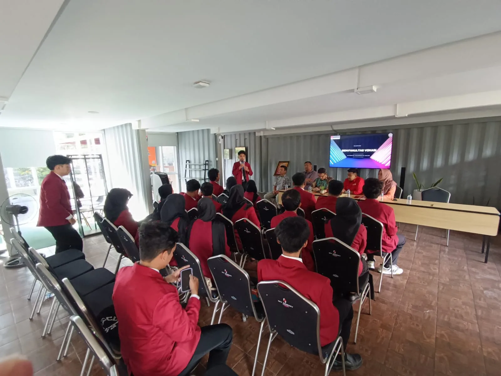 Ketua BEM Fakultas Vokasi UMM, periode 2024-2025, Mohammad Rafif Ichsanuddin Ismail saat memberikan sambutan. (Foto: Yona)