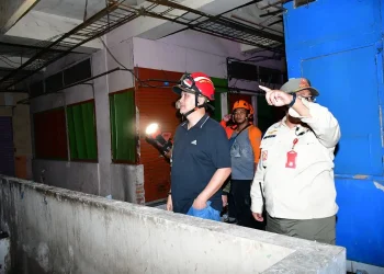 Pj Wali Kota Malang, Iwan Kurniawan meninjau area terdampak kebakaran Pasar Combiran. (Foto/dok. Prokopim Setda Kota Malang)