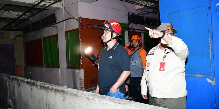 Pj Wali Kota Malang, Iwan Kurniawan meninjau area terdampak kebakaran Pasar Combiran. (Foto/dok. Prokopim Setda Kota Malang)