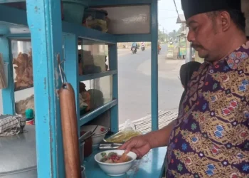 Abdul Basit penjual bakso legendaris di Desa Ganjaran, Kecamatan Gondanglegi, Kabupaten Malang. Foto/Silvianti