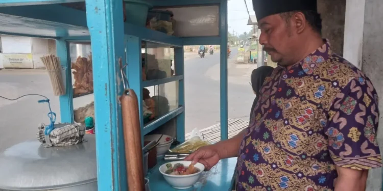 Abdul Basit penjual bakso legendaris di Desa Ganjaran, Kecamatan Gondanglegi, Kabupaten Malang. Foto/Silvianti