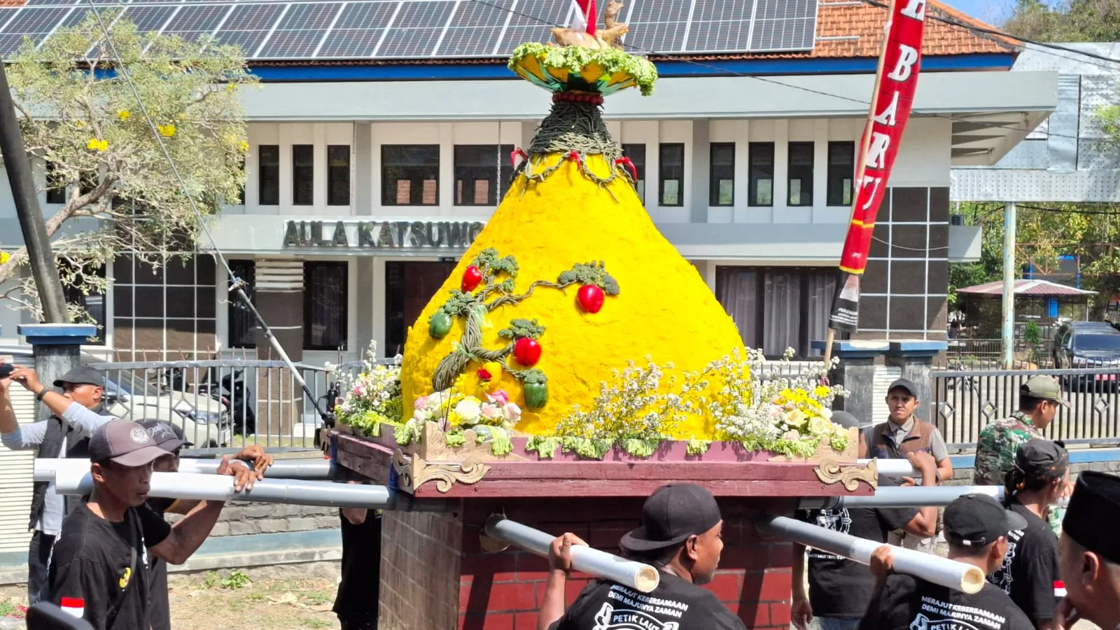 Tumpeng diarak terlebih dahulu sebelum dilarung di laut. Foto: Aisyah Nawangsari Putri