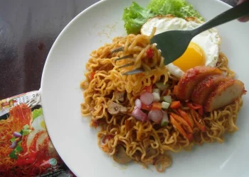 Stop, jangan berlebihan. Mengonsumsi mie instan secara berlebihan akan menimbulkan beberapa efek buruk bagi kesehatan. Foto/Pinterest