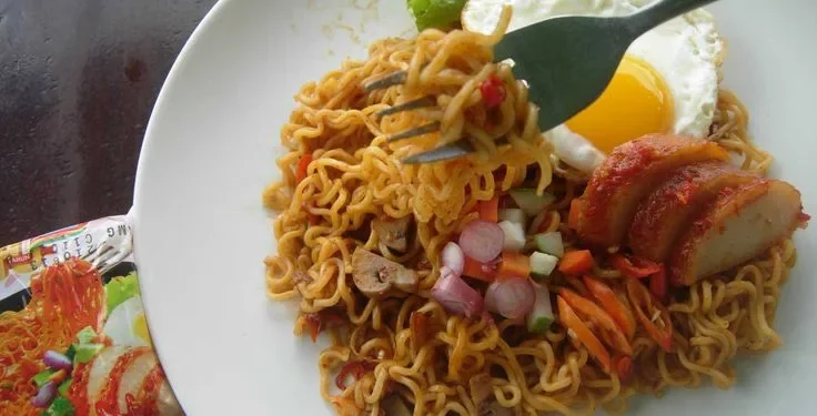 Stop, jangan berlebihan. Mengonsumsi mie instan secara berlebihan akan menimbulkan beberapa efek buruk bagi kesehatan. Foto/Pinterest