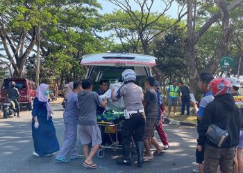 Petugas mengevakuasi korban kecelakaan di Jalibar Kepanjen. Foto: Satlantas Polres Malang