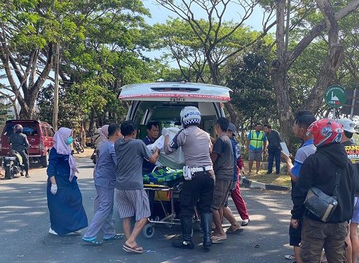 Petugas mengevakuasi korban kecelakaan di Jalibar Kepanjen. Foto: Satlantas Polres Malang