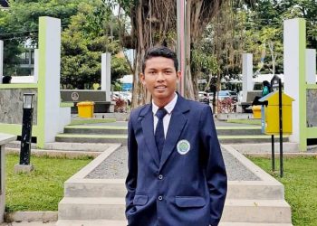Alumni Universitas Negeri Malang, Fadhil Fathurochman, hasilkan karya berupa buku Arena Sociotech yang mengkombinasikan teknologi dan ilmu sosial yang mudah dibaca semua kalangan. /Foto: dok.UM