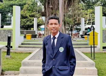 Alumni Universitas Negeri Malang, Fadhil Fathurochman, hasilkan karya berupa buku Arena Sociotech yang mengkombinasikan teknologi dan ilmu sosial yang mudah dibaca semua kalangan. /Foto: dok.UM