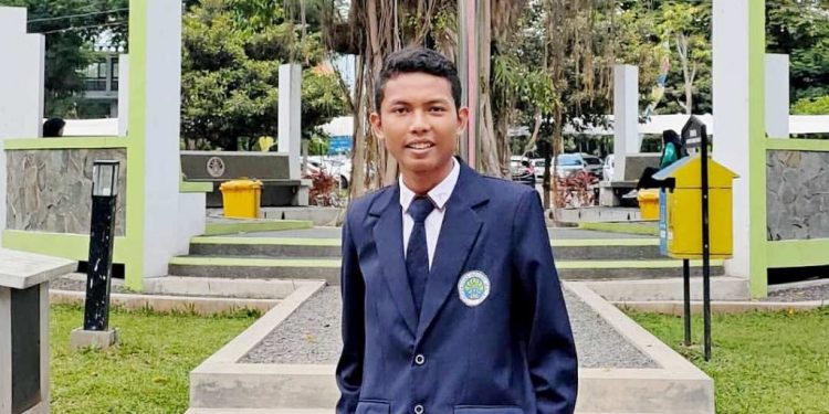 Alumni Universitas Negeri Malang, Fadhil Fathurochman, hasilkan karya berupa buku Arena Sociotech yang mengkombinasikan teknologi dan ilmu sosial yang mudah dibaca semua kalangan. /Foto: dok.UM