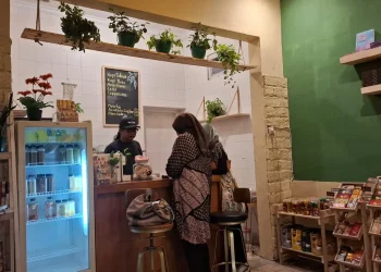 Kafe yang menyediakan makan dan minum untuk pengunjung Rumah Budaya Ratna. Foto: Aisyah Nawangsari Putri