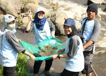 Para guru saat praktik mengukur kualitas air sungai. Foto: Istimewa