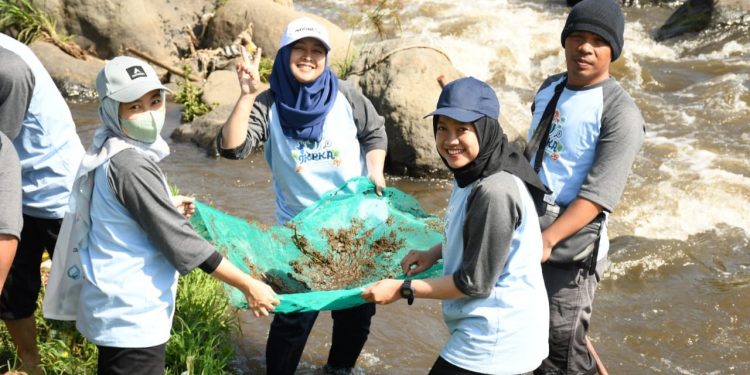 Para guru saat praktik mengukur kualitas air sungai. Foto: Istimewa