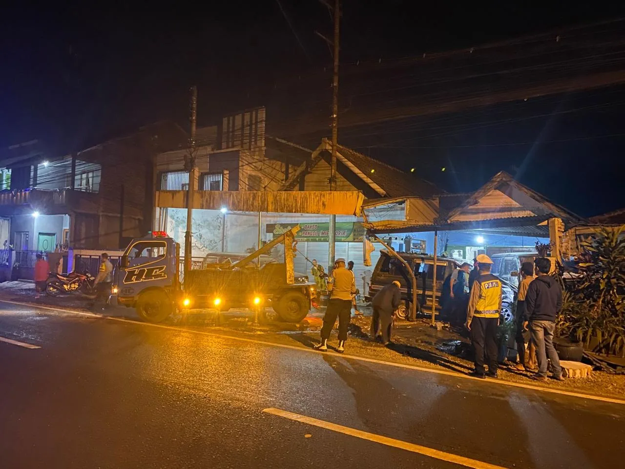 Proses evakuasi mobil tabrak rumah di Genengan Pakisaji. Foto: Satlantas Polres Malang
