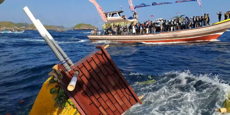 Nelayan melarung tumpeng ke laut sebagai bentuk rasa syukur. Foto: Aisyah Nawangsari Putri