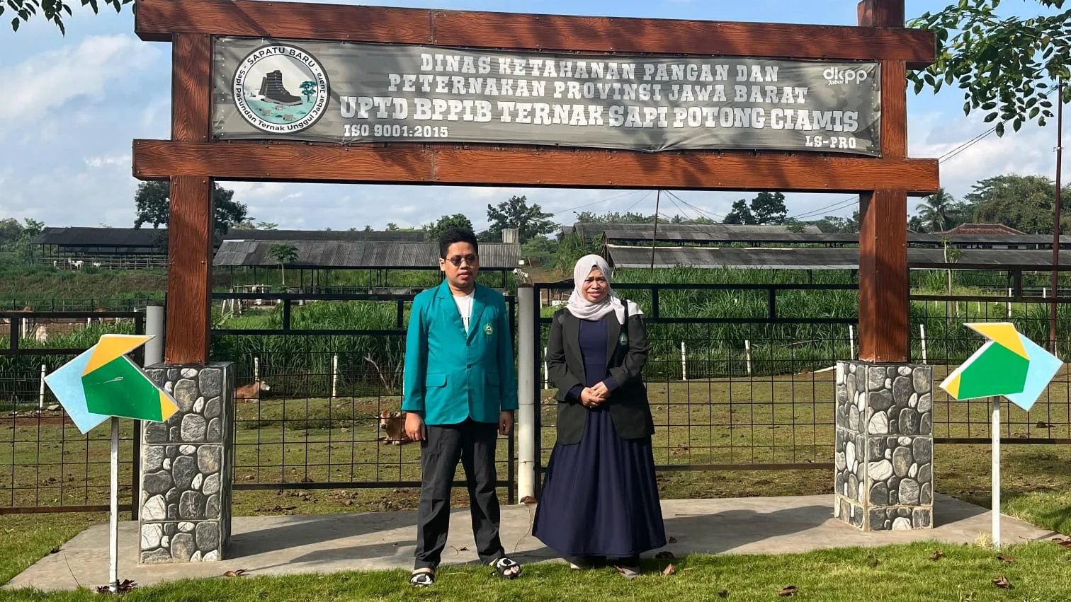 Dosen dan Mahasiswa Magister Peternakan yaitu Prof. Mudawamah dan Heru Budi Wibowo, S.Pt. peneliti sapi pasundan dari Unisma. Foto: Dok. Pribadi