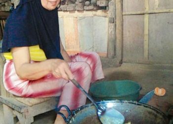 Produksi rempeyek ikan asin Ibu Sumah di Pageralaran, Kabupaten Malang. Foto/Hana Sindi
