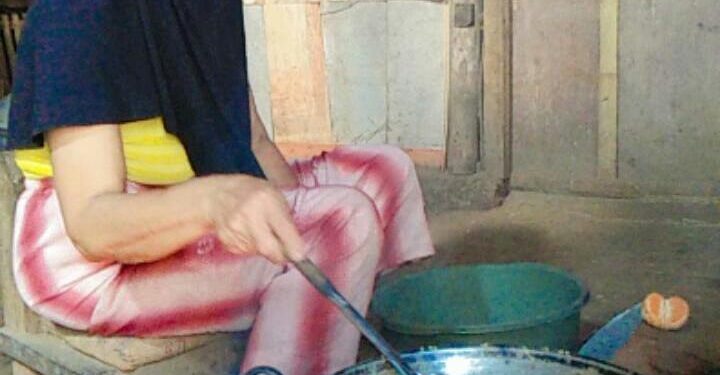 Produksi rempeyek ikan asin Ibu Sumah di Pageralaran, Kabupaten Malang. Foto/Hana Sindi