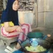Produksi rempeyek ikan asin Ibu Sumah di Pageralaran, Kabupaten Malang. Foto/Hana Sindi