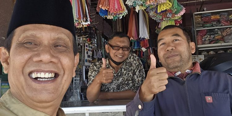 Abah Gunawan berswafoto bersama Sujud Pribadi saat menyapa masyarakat. Foto: dok.