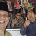 Abah Gunawan berswafoto bersama Sujud Pribadi saat menyapa masyarakat. Foto: dok.