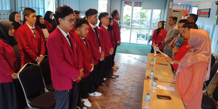 28 mahasiswa Pengurus Badan Eksekutif Mahasiswa (BEM) Fakultas Vokasi UMM saat mengikuti prosesi pelantikan.(foto: yona)