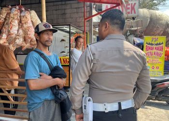 Tak kuat menanjak, truk molen jalan mundur tabrak mobil pick up di Kota Batu. Foto: Polres Batu
