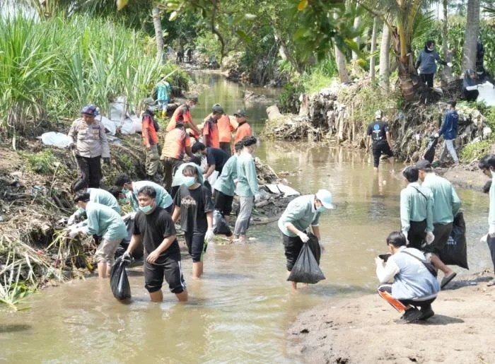 Kegiatan bersih-bersih sungai yang melibatkan sivitas akademika UIN Malang bersama berbagai pihak dalam rangka mewujudkan komitmen peduli dan menjaga kelestarian lingkungan./Foto: Dok.UIN Malang.