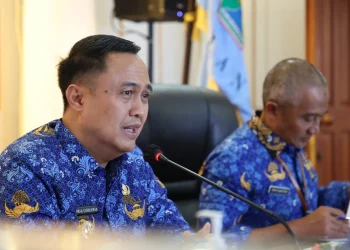 Pj Wali Kota Malang, Iwan Kurniawan memimpin rakor penanganan anak tidak sekolah di Kota Malang. (Foto/dok. Prokopim Setda Kota Malang)