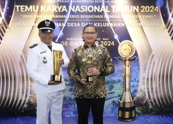 Pj Wali Kota Batu, Aries Agung Paewai, usai menerima penghargaan dari Kemendagri. Foto: Prokopim KWB