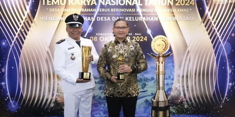 Pj Wali Kota Batu, Aries Agung Paewai, usai menerima penghargaan dari Kemendagri. Foto: Prokopim KWB