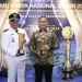Pj Wali Kota Batu, Aries Agung Paewai, usai menerima penghargaan dari Kemendagri. Foto: Prokopim KWB