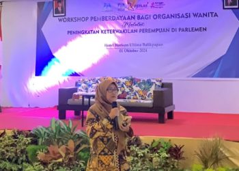 Dekan Fakultas Psikologi UM, Dr. Tutut Chusniyah, S.Psi, M.Si beri wawasan seputar kesetaraan gender dalam acara workshop pemberdayaan organisasi wanita di Balikpapan, Kalimantan Timur. /Foto: dok. Fakultas Psikologi UM.