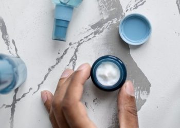 Ilustrasi skincare etiket biru berbahaya yang marak beredar. Foto: Freepik