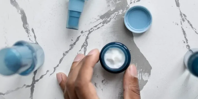 Ilustrasi skincare etiket biru berbahaya yang marak beredar. Foto: Freepik
