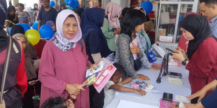 Animo kegiatan posyandu di halaman Alfamart, Jalan Simpang Gajayana, Kota Malang. (Foto/M Sholeh)