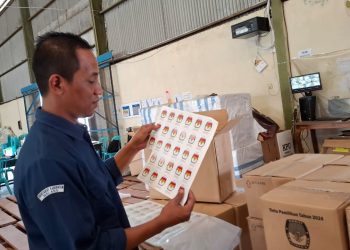 Segel untuk logistik Pilkada 2024 yang baru tiba di gudang logistik KPU Kabupaten Malang. Foto: Aisyah Nawangsari Putri