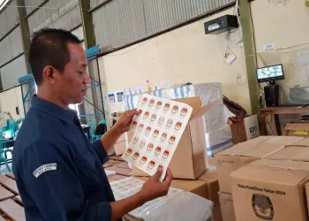 Segel untuk logistik Pilkada 2024 yang baru tiba di gudang logistik KPU Kabupaten Malang. Foto: Aisyah Nawangsari Putri